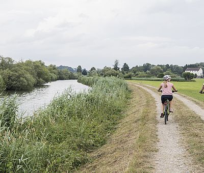 Radfahrer unterwegs auf dem Günztalradweg